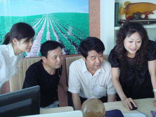 闻香拾女人的三学生:左起小邱,李总,董老师