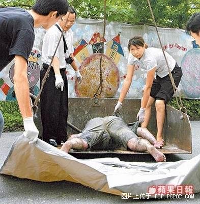 小衣（右）到葬仪社当助理，举凡收尸、运…