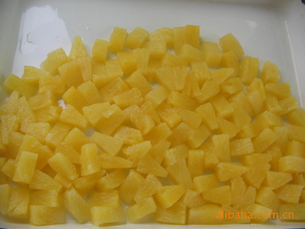 【大量供应菠萝罐头 菠萝小扇块 水果罐头 休闲