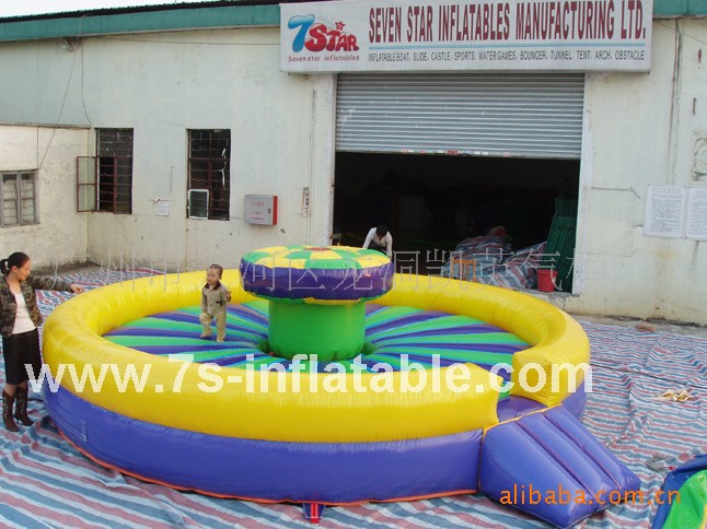 库存娱乐休闲产品-供应充气足球场 充气玩具(广