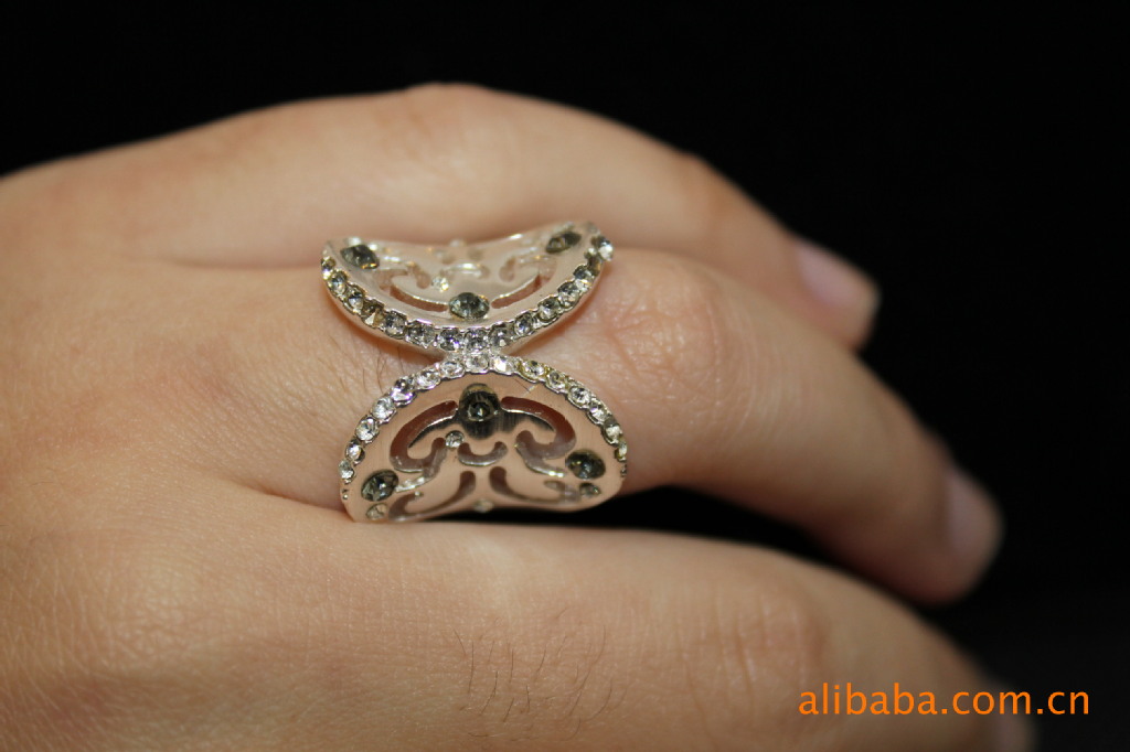 施华洛世奇水晶戒指,合金材质,意大利设计,承接
