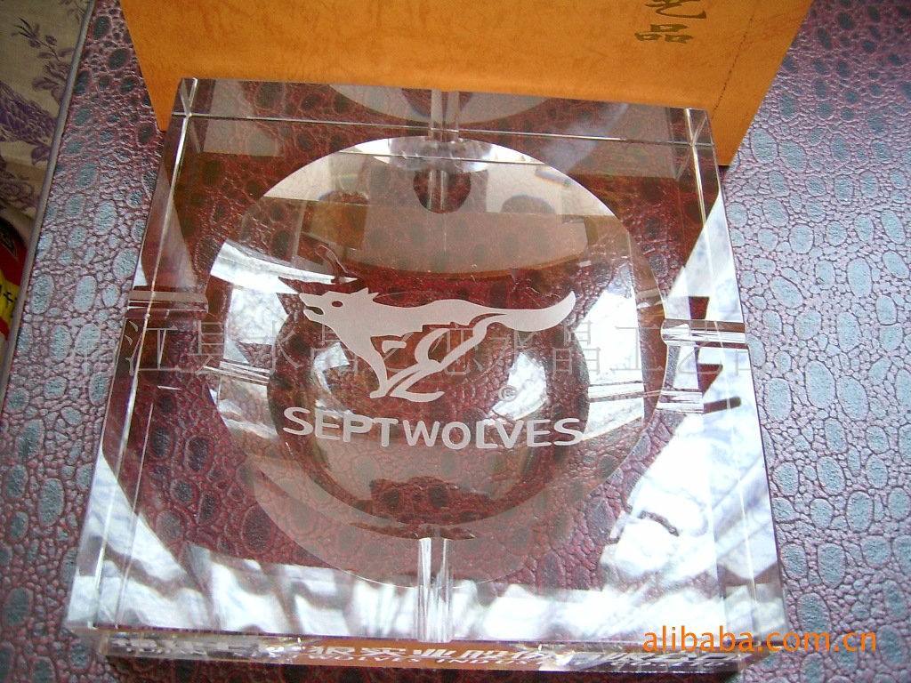 供应本司为七匹狼公司定制的水晶烟灰缸-200#