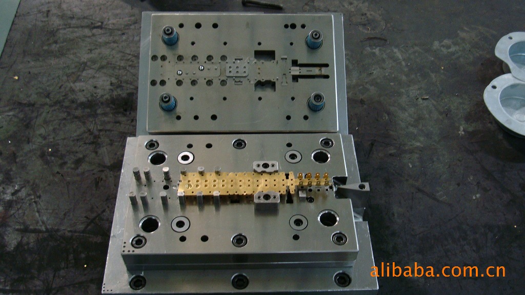 宁海强鑫获得一种具有错位抽芯的模具结构专利