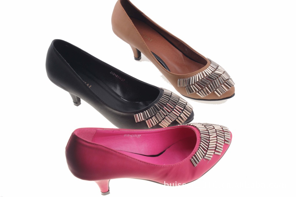 <em>缤纷女鞋</em> 2011新款秋鞋特色亮片流苏 时尚中跟