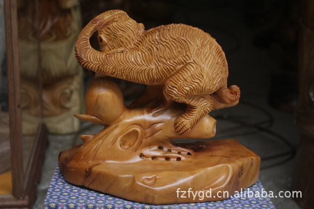 【【佛缘木雕】木雕刻工艺品红豆杉生肖猴蟠桃