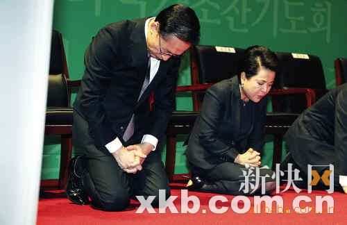 韩国总统李明博下跪引争议