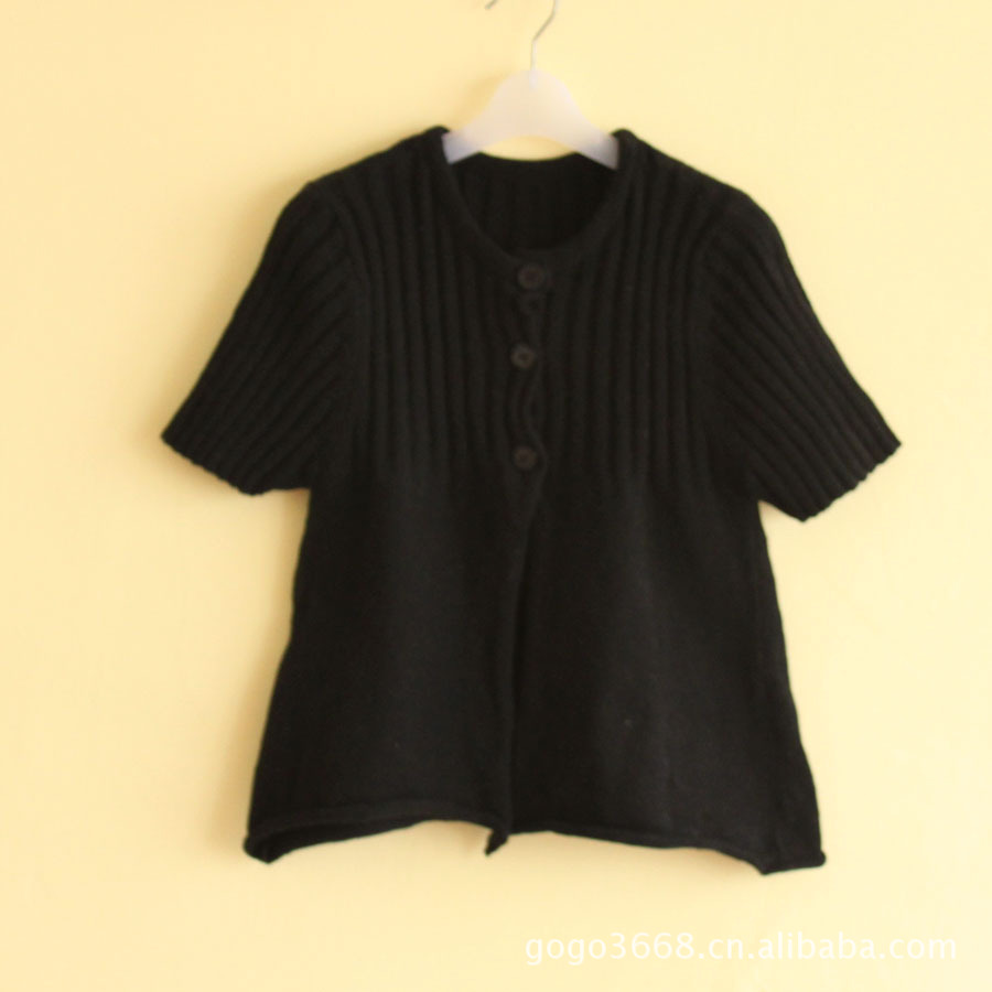 【纯<em>黑色</em>圆领纽扣<em>开衫</em>短袖保暖<em>毛衣</em>小码女装】