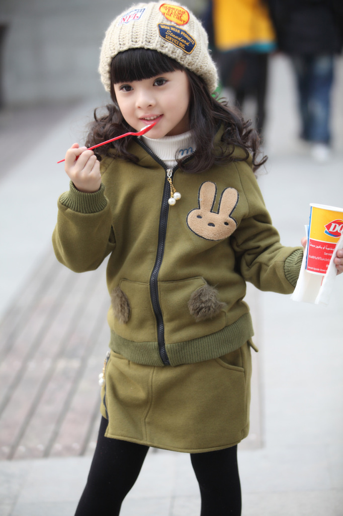 【最<em>新秋冬款</em>品牌童装批发女童加厚长袖时尚短