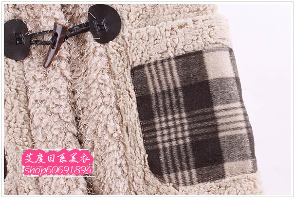 <em>女士羊羔绒马甲</em> 马夹 背心 中长款带帽 牛角扣 