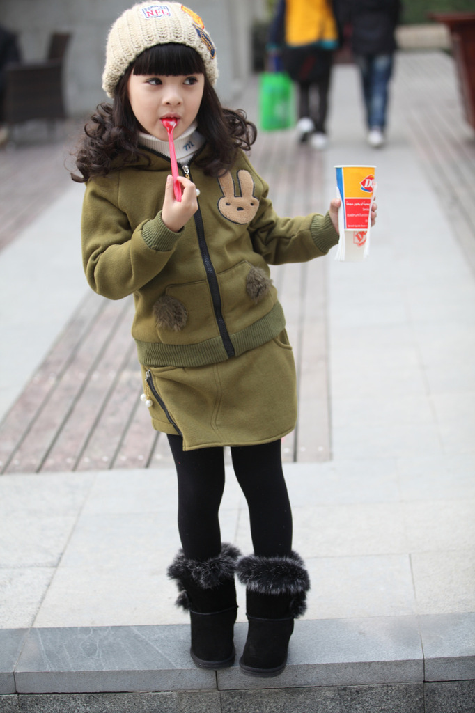 【最<em>新秋冬款</em>品牌童装批发女童加厚长袖时尚短