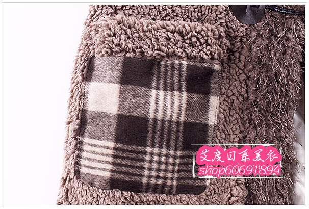 <em>女士羊羔绒马甲</em> 马夹 背心 中长款带帽 牛角扣 