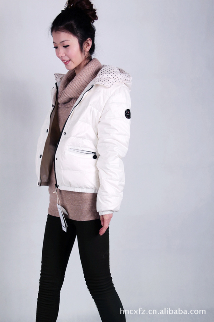 2011冬季新款 <em>女式短款</em>、白色 龙达飞<em>羽绒服</em> 3