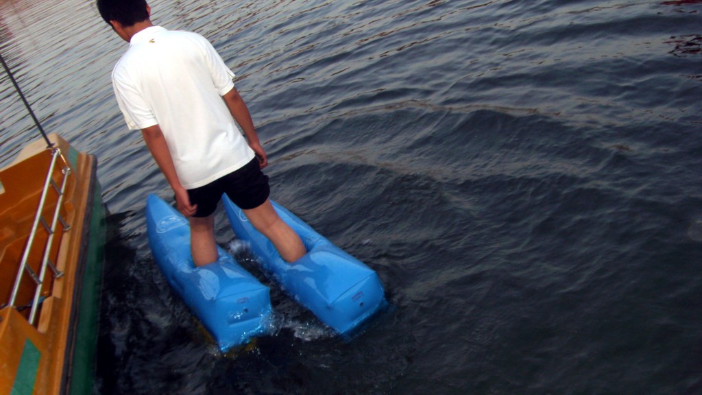 水上行走鞋专利产品是目前唯一适合大众在水面行走的产品,它使用简单