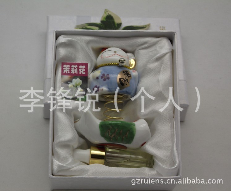 汽车内饰摆饰用品陶瓷招财猫香水座 弹簧陶瓷招财猫香水座图片,汽车高清图片
