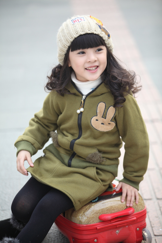 【最<em>新秋冬款</em>品牌童装批发女童加厚长袖时尚短