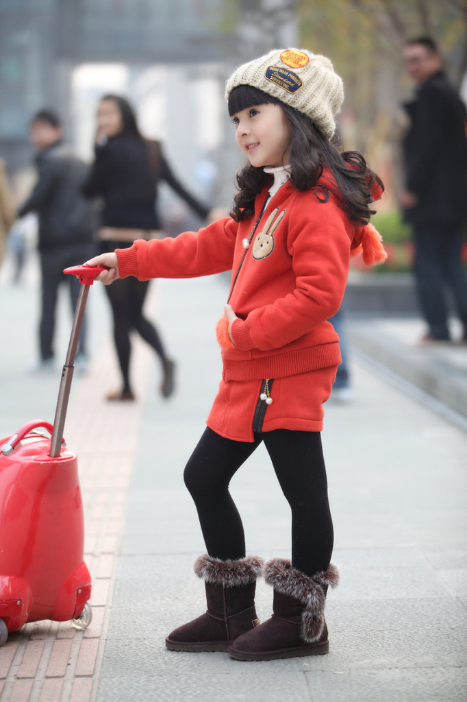 【最<em>新秋冬款</em>品牌童装批发女童加厚长袖时尚短