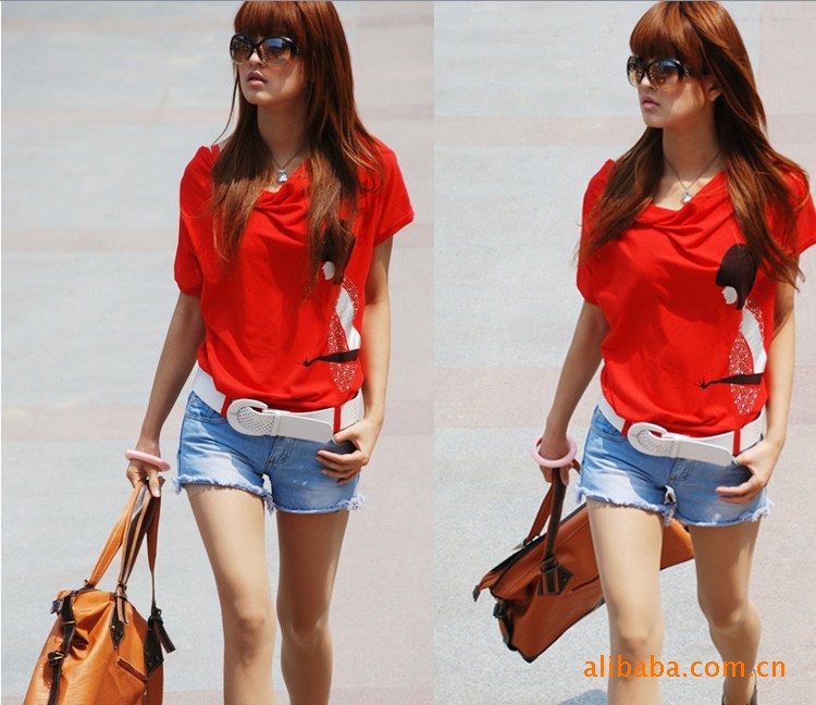 <em>2011春装新款女装</em>韩版细节红色烫钻荡领短袖