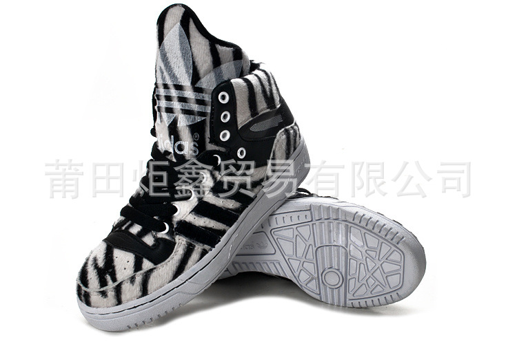 【陈奕迅李孝利代言adidas另类潮流大鞋舌圣诞