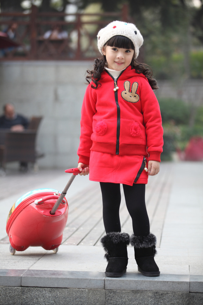 【最<em>新秋冬款</em>品牌童装批发女童加厚长袖时尚短