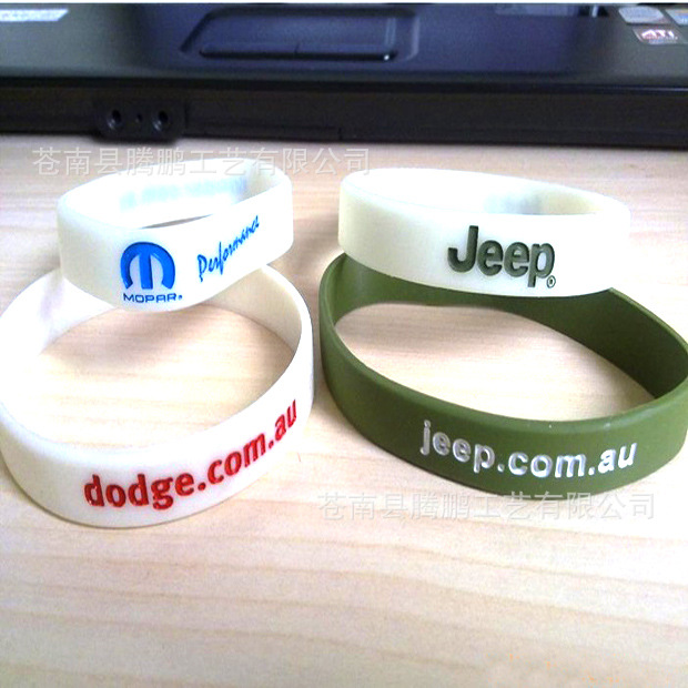 批发采购塑料、树脂工艺品-定制凸字广告手腕