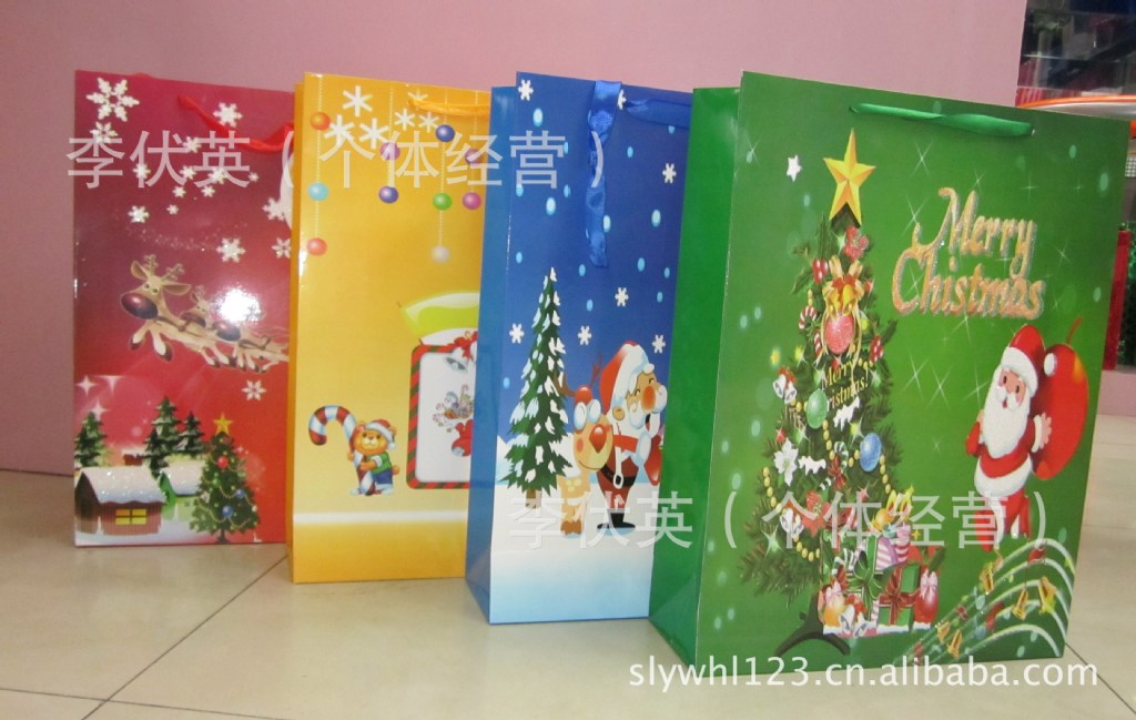 【义乌厂家直供白卡纸圣诞礼品袋纸袋。欢迎来
