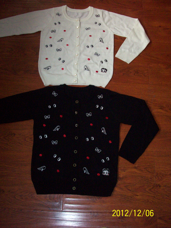 【新款高跟鞋卡通<em>开衫毛衣</em> 刺绣工艺 黑白两色