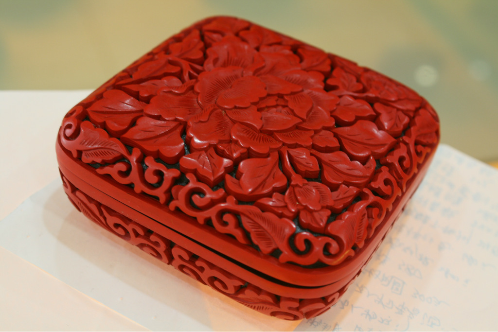 首页 工艺品,礼品 工艺品 漆器工艺品 扬州漆器 红雕漆纯手工首饰盒