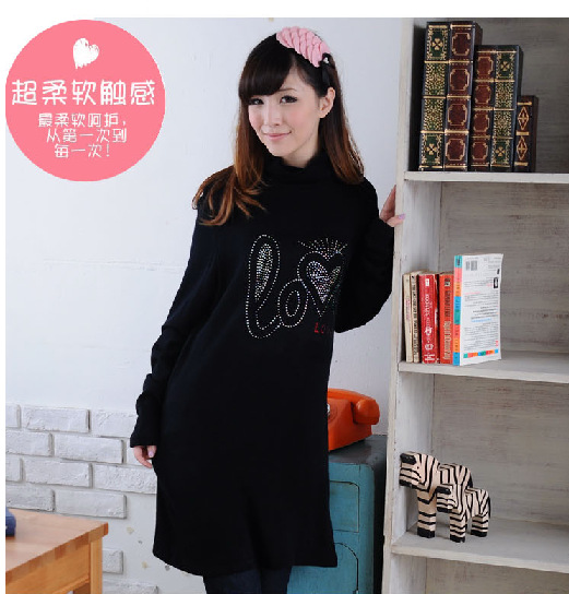 JJ12736丝光棉水钻love孕妇<em>高领宽松薄毛衣</em> 秋