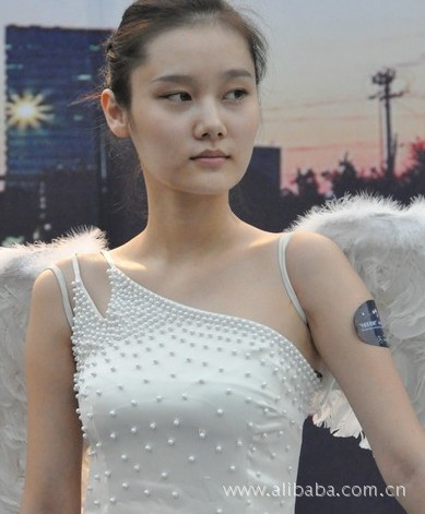 <em>女人</em>如何<em>丰胸</em>?让<em>21岁</em>的兼职内衣模特告诉你丰