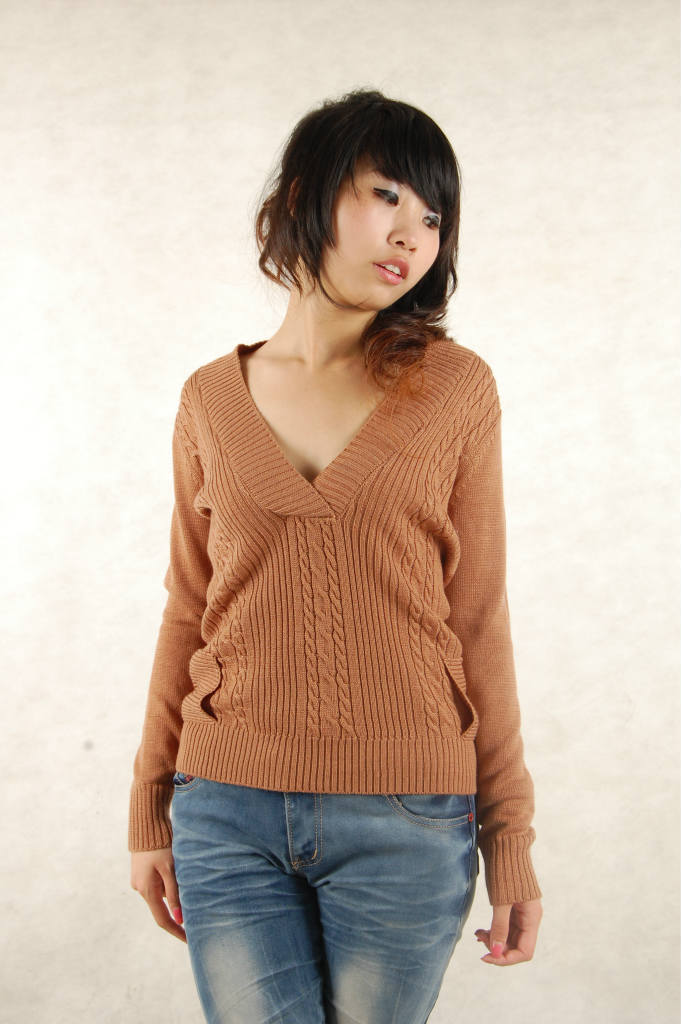 依您2012新款 v领纯色扭绳<em>图案</em> <em>女士</em> 针织衫 毛
