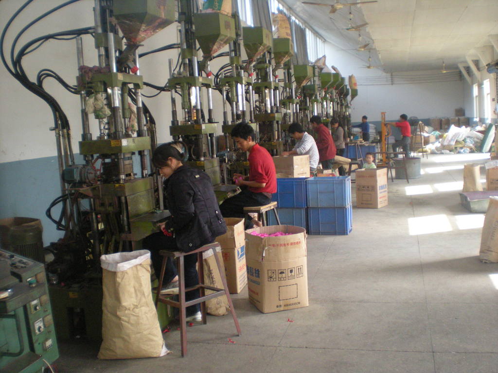 圆珠笔,中性笔,水笔,塑料瓶盖,广告笔等产品专业生产加工的有限责任