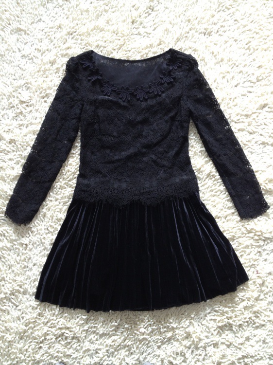 领口贴小花朵\/蕾丝拼丝绒时尚百折气质长袖连