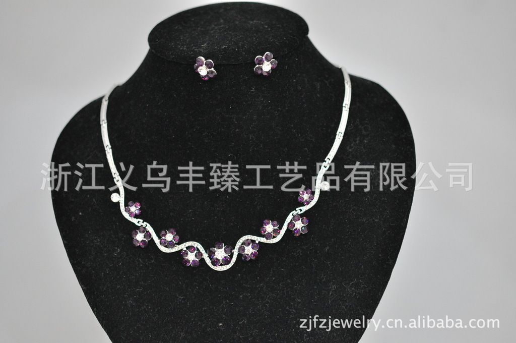 【新款时尚个性甜美<em>淑女项链</em> 颈链 流线型梅花