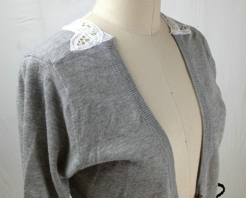 【韩版浅瓦<em>灰色</em>中袖羊毛<em>开衫</em> 配麂皮皮带 后背