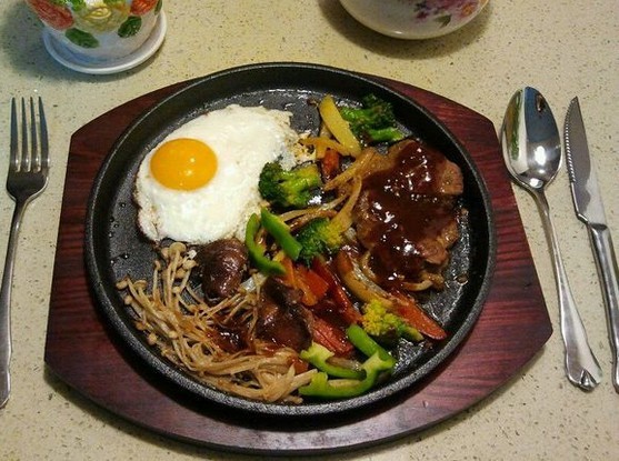 为了迷倒自己,我学会了自制胡椒牛排。