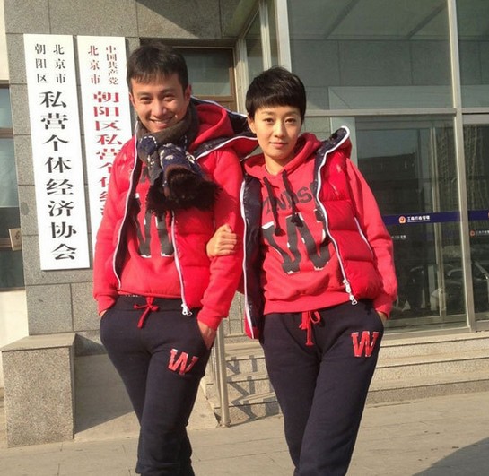 小爸爸文章马伊俐同<em>款羽绒马甲</em>李三妹连帽女装