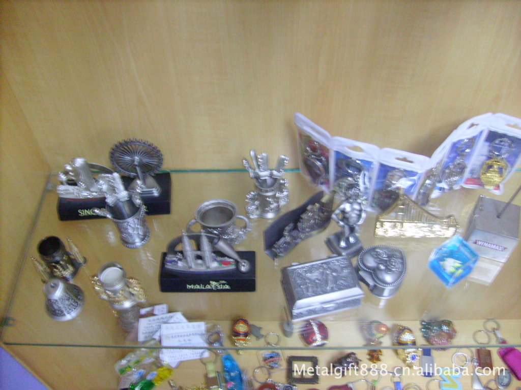 批发采购金属工艺品-新加坡特色旅游纪念品盘