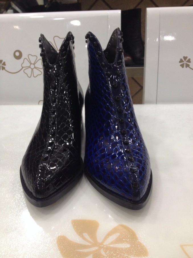 【<em>美邑</em>时尚真皮<em>女鞋</em>冬季新款个性小短靴低价回