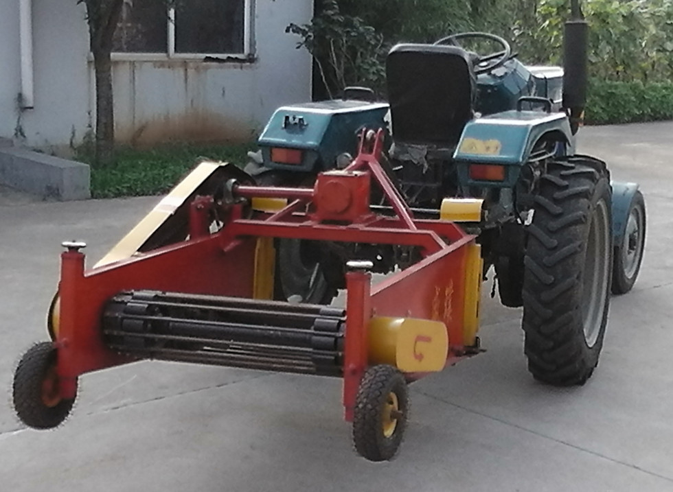 4U-85背面带拖拉机