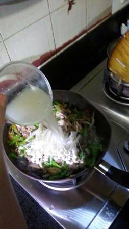 【星级排骨的金汤根本】酸爽鲜辣,肥牛停不来用电饭锅做菜谱饭图片