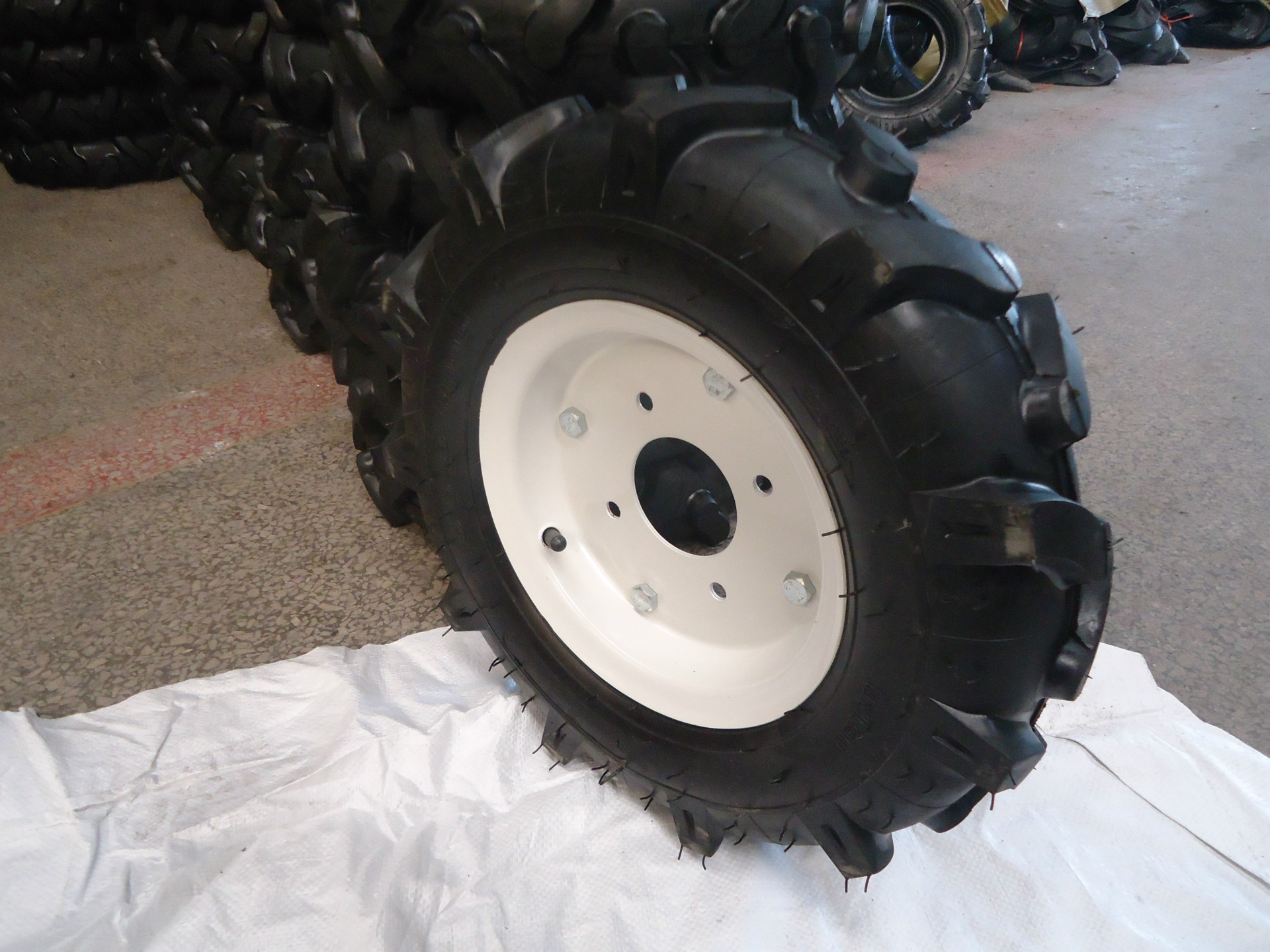 400-8 山东轮胎 橡胶轮胎 图片