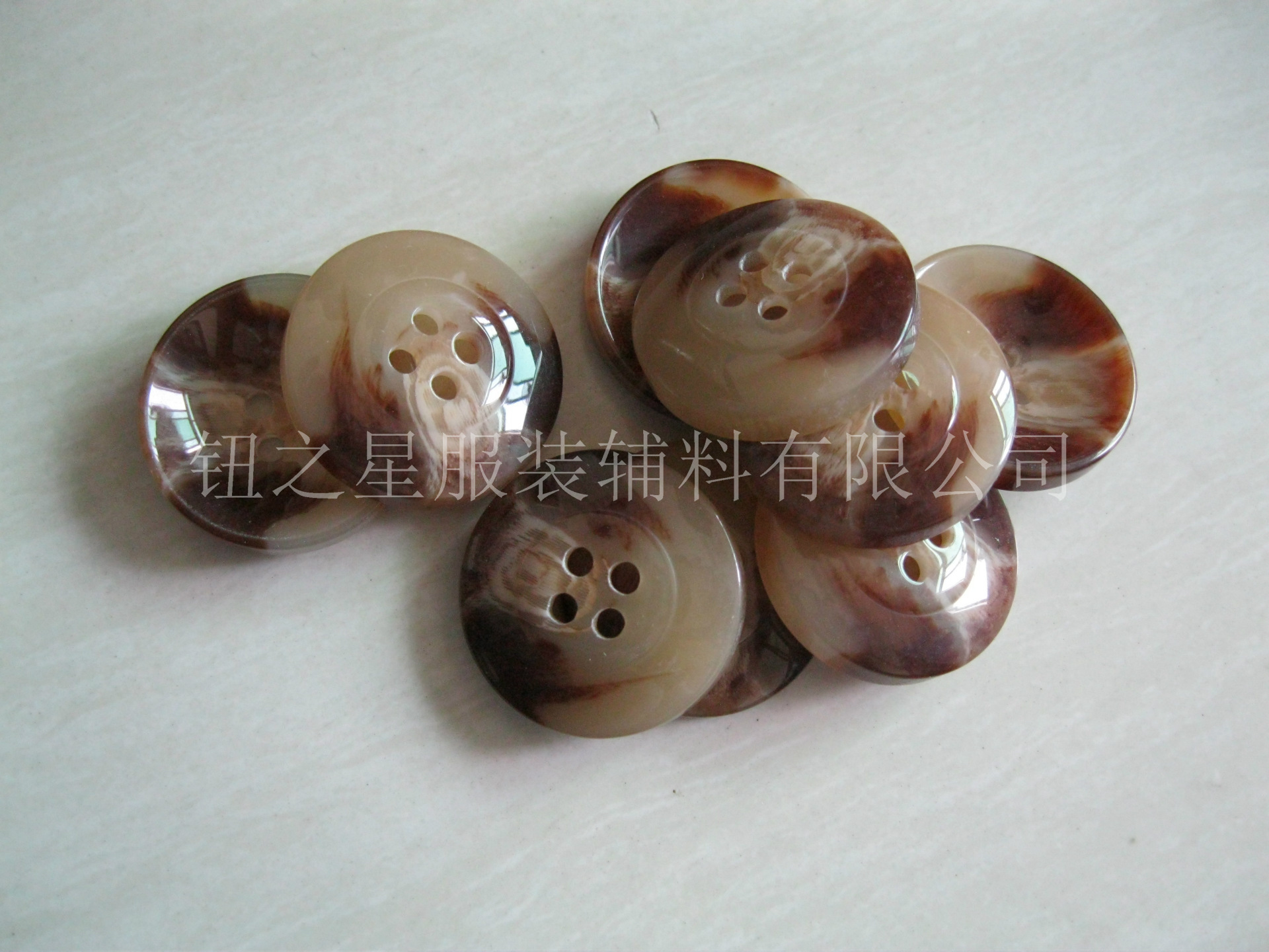 【【低价特卖】 27mm四孔窝形棍花树脂钮】价