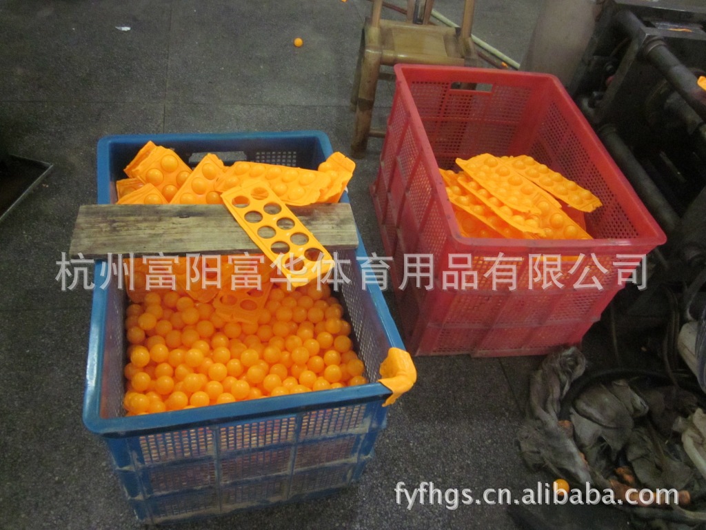 【厂家直销】供应38mm有缝PE乒乓球无字抽荡秋千英文现在进行时图片