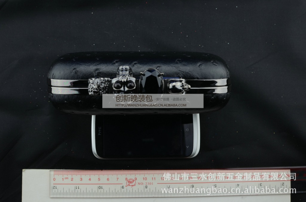 2013年新款热销四指鬼头硬盒包晚宴包