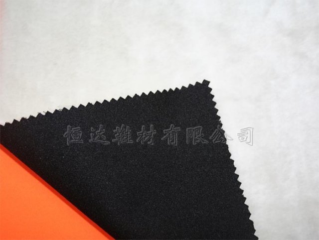 白色鸡皮绒贴黑色佳积布