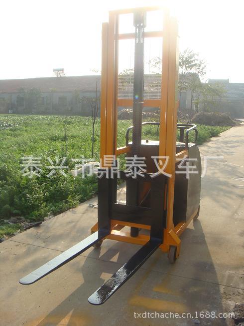 配重式半电动堆高车2