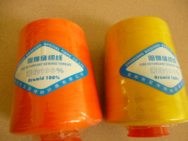 橙色和黄色缝纫线