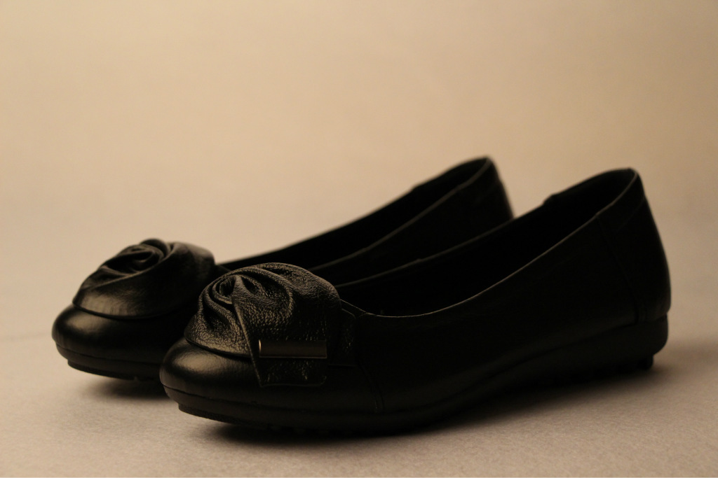 温州<em>女鞋</em>批发<em>网店代发</em>真皮休闲妈妈鞋单鞋女牛