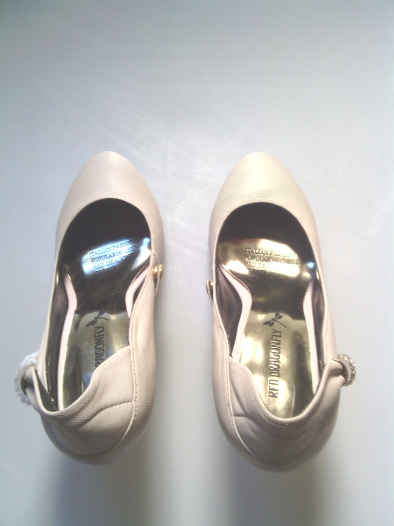 银白色个性<em>女鞋</em> 跳舞穿的个性<em>女鞋</em> <em>红蜻蜓女鞋</em>