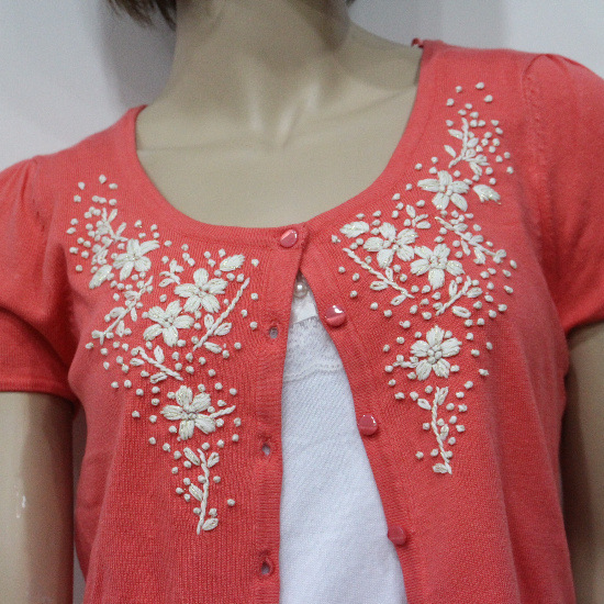 【2013新款休闲胸前<em>绣花</em>圆领<em>开衫</em>女装<em>毛衣</em>】